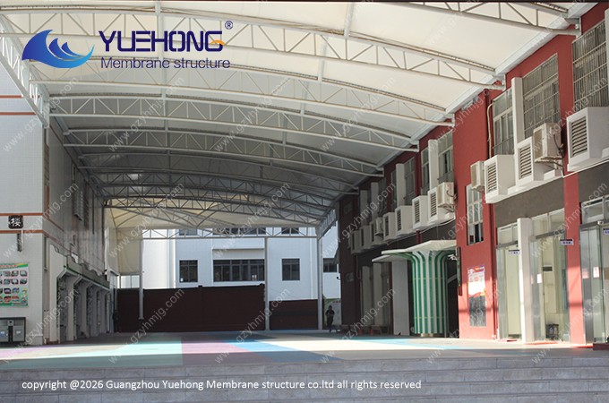 Toldo de sombra con estructura de membrana para un colegio en Guangzhou