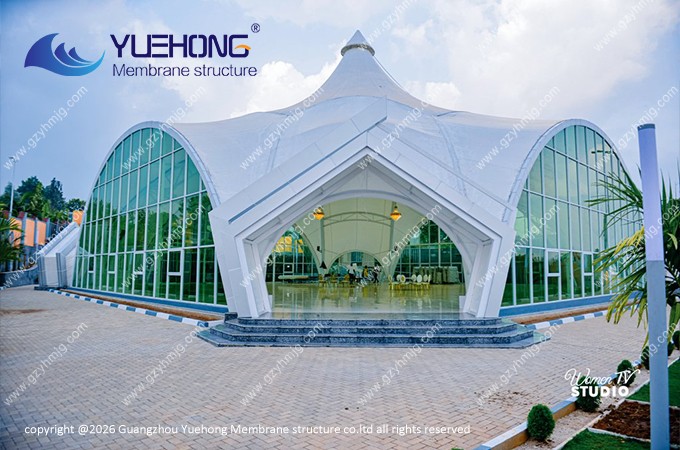 Estructura de membrana para salón de banquetes en Ruanda