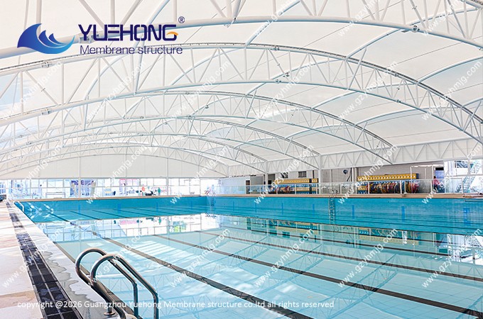 Polideportivo de natación con estructura de membrana en un parque industrial de Guangzhou