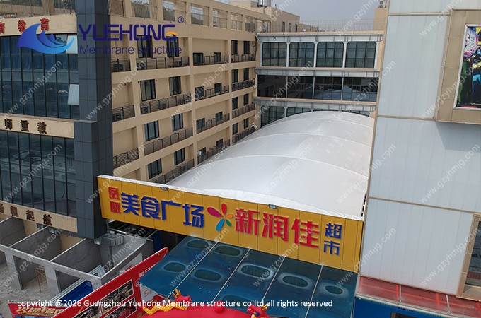 Toldo de sombra y lluvia con estructura de membrana para un centro comercial en Guangzhou