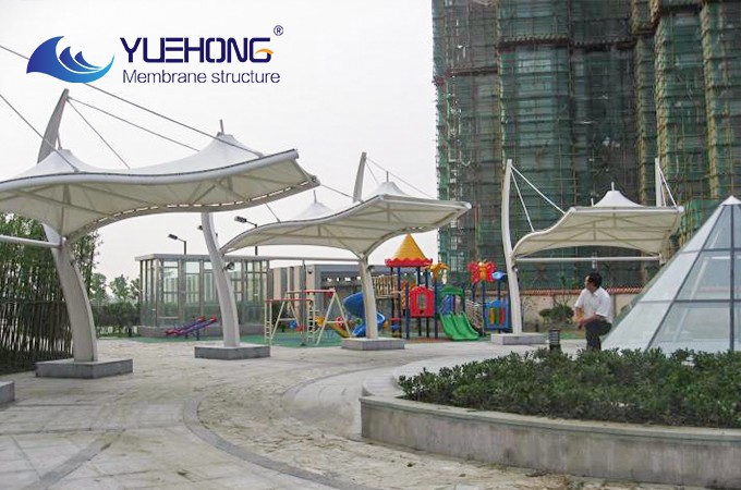 Toldo de sombra y lluvia con estructura de membrana