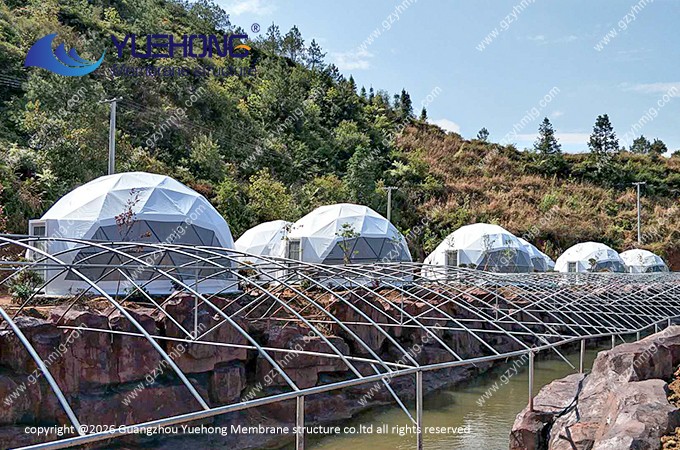 Hotel tipo carpa geodésica en un área turística de Jiangxi