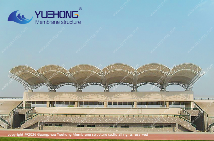 Estructura de membrana para graderío en el campo deportivo de un colegio en Shandong