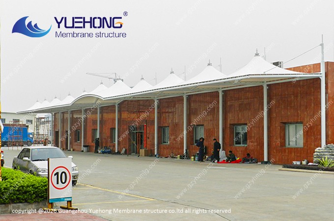 Estructura de membrana para marquesina y pasillo cubierto en la entrada de una nave industrial en Foshan