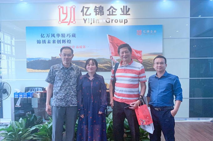 Fotografía con el cliente del proyecto de toldo de sombra con estructura de membrana para un puesto de control en Fujian