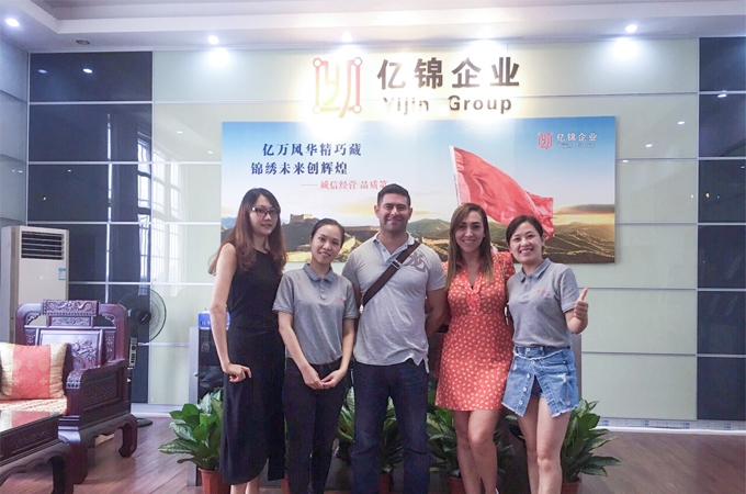 馬來西亞某場(chǎng)所膜結(jié)構(gòu)車棚工程項(xiàng)目與客戶合影