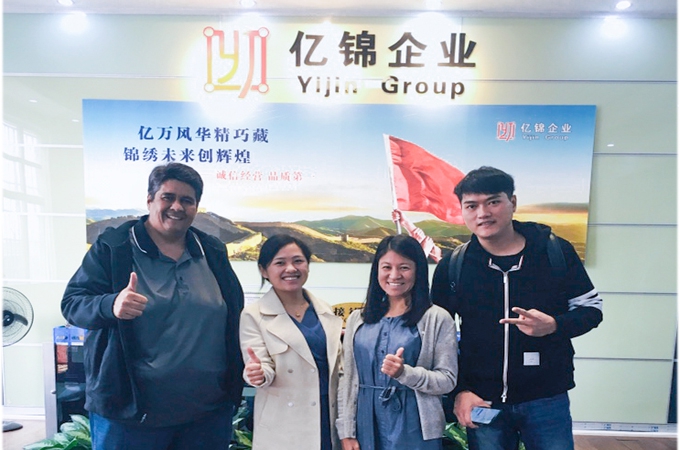 泰國(guó)某商場(chǎng)膜結(jié)構(gòu)車棚工程項(xiàng)目與客戶合影