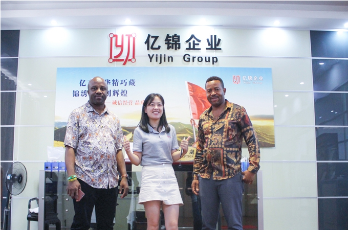 馬爾代夫某機(jī)場(chǎng)膜結(jié)構(gòu)工程項(xiàng)目與客戶合影