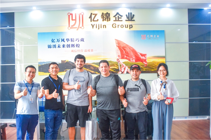 利比亞膜結(jié)構(gòu)車棚工程項(xiàng)目與客戶合影