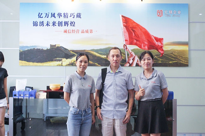 湖北某幼兒園膜結(jié)構(gòu)遮陽棚工程項(xiàng)目與客戶合影