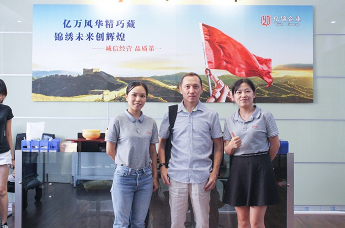 湖南某景觀膜結(jié)構(gòu)工程項(xiàng)目與客戶合影